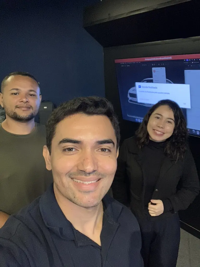 Equipe VICTALL em reunião com cliente