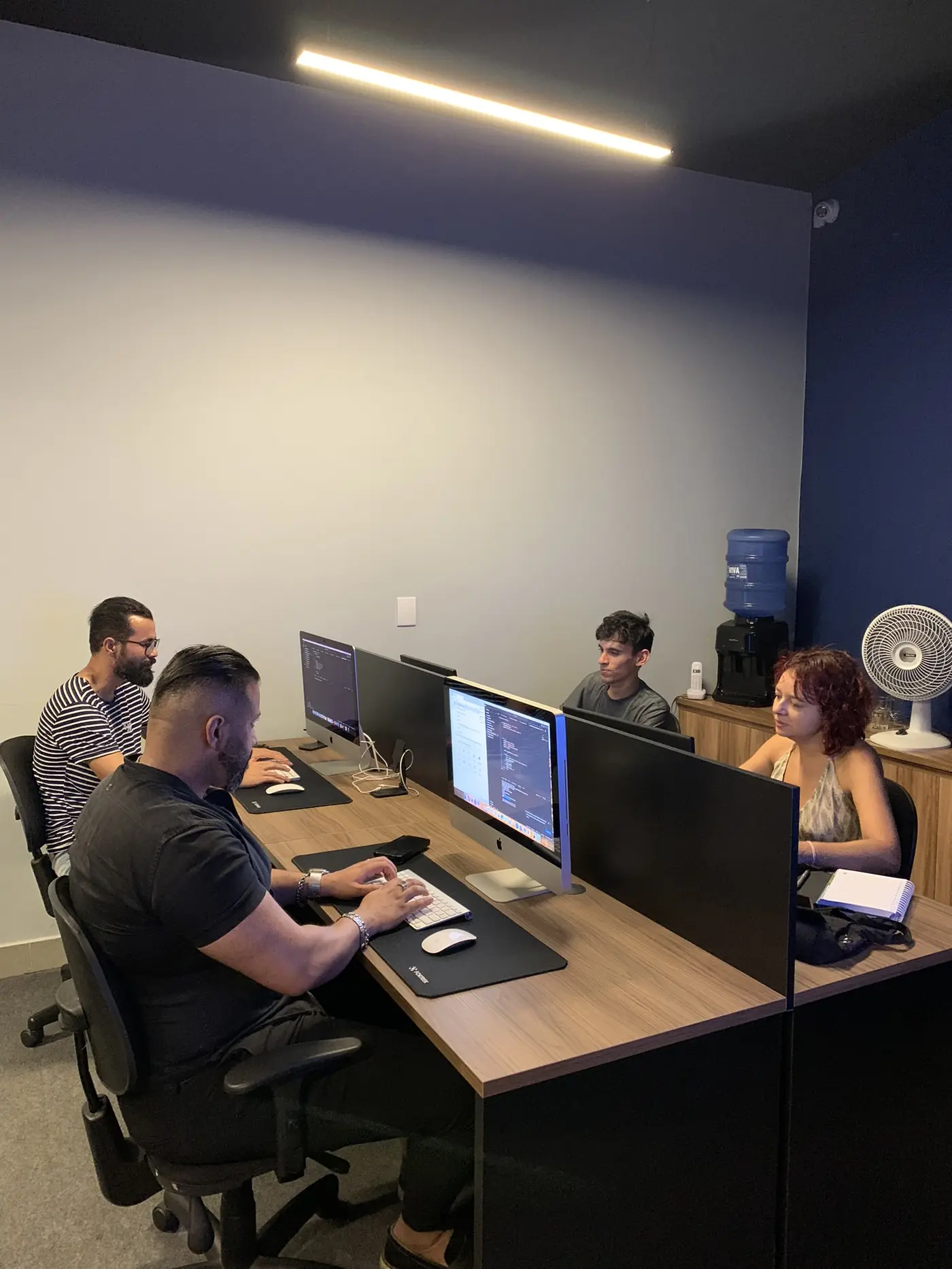 Equipe VICTALL trabalhando no escritório